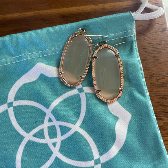 Light pink and rose gold Kendra Scott earrings - Picture 2 of 2